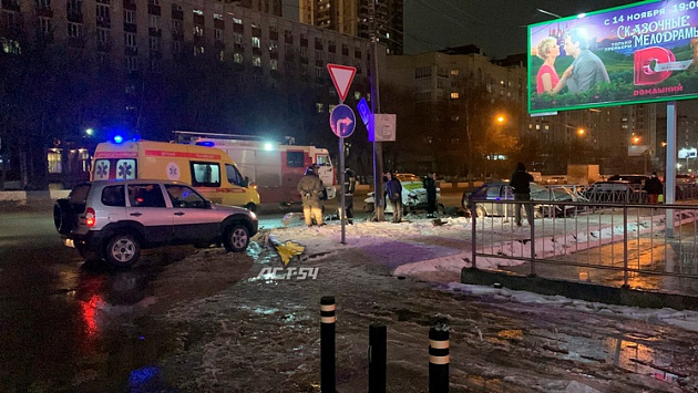 Водитель врезался в фонарь и протаранил две припаркованные машины в Новосибирске