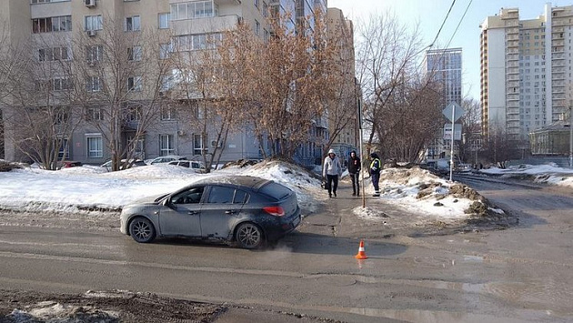 Автомобиль задавил 52-летнюю женщину на пешеходном переходе в Новосибирске