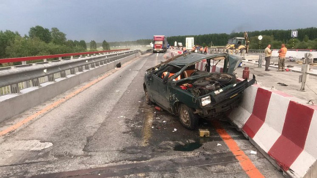 Под Новосибирском водитель погиб от ударов его машины в бетонный блок и автобус