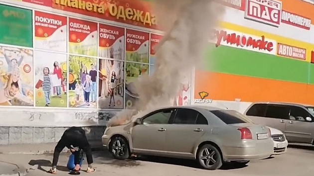 В Калининском районе Новосибирска загорелся автомобиль