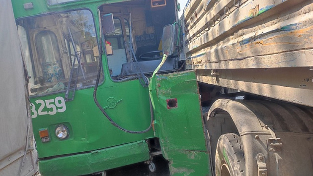В Новосибирске троллейбус № 24 с пассажирами врезался сразу в четыре автомобиля