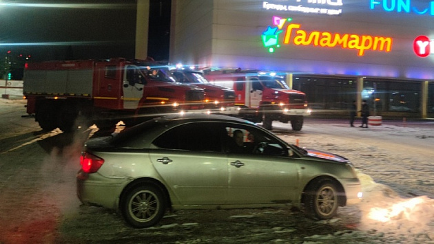 Восемь пожарных машин, полиция и реанимация приехали к ТРК «Эдем» в Новосибирске