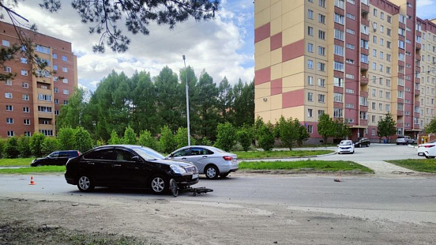 В Новосибирске восьмилетний велосипедист врезался в машину и отлетел под колеса другой