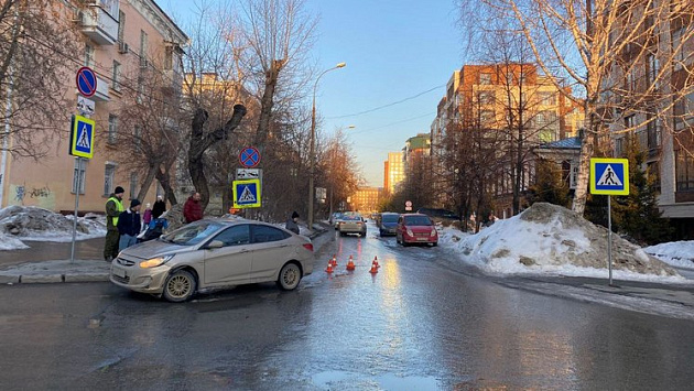 Водитель Hyundai Solaris задавил двухлетнего мальчика в санках в центре Новосибирска