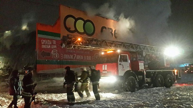В Томске горит торговый центр на площади 1000 кв. метров