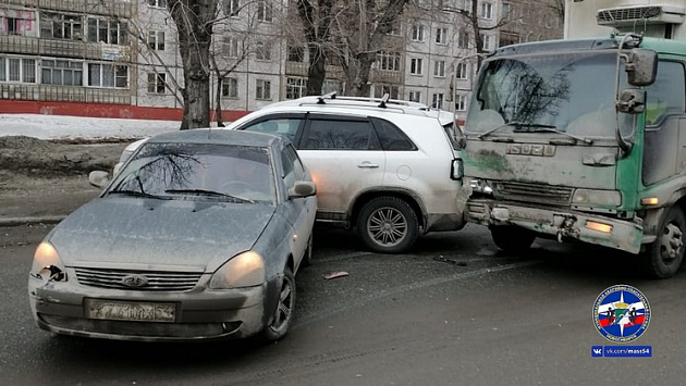 В Новосибирске водитель грузовика потерял сознание во время движения и умер