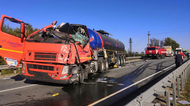 24-летний водитель грузовика погиб в аварии в Новосибирской области