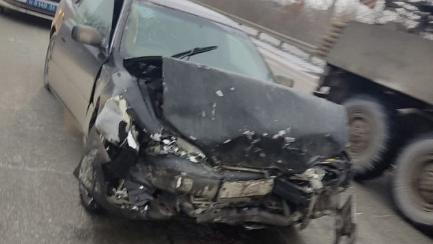 Три человека пострадали в лобовом столкновении автомобилей в Новосибирске
