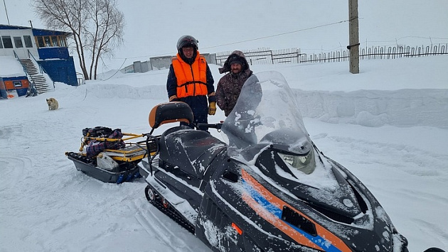 Двое рыбаков застряли на льду Новосибирского водохранилищ со сломанным буксировщиком