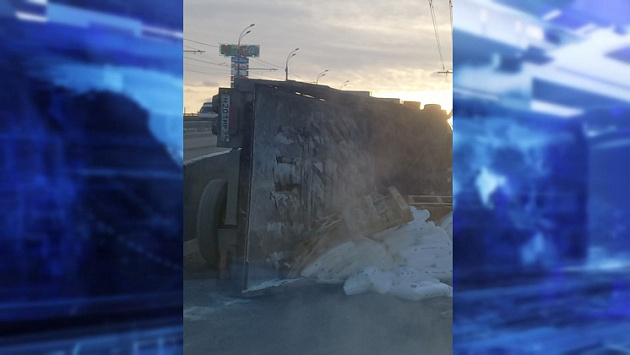 Перевернувшийся грузовик создал серьезный затор рядом с ТЦ «Мега» в Новосибирске