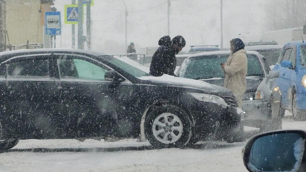 Огромные пробки из-за сильного снегопада образовались в Новосибирске в выходной день