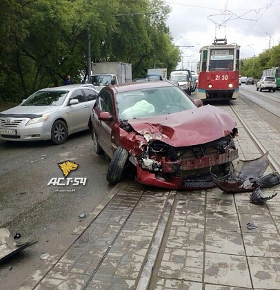 Авария «Мазды» и грузовика парализовала движение в Левобережье Новосибирска