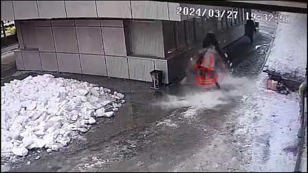 В Новосибирске ледяная глыба рухнула на женщину у входа в метро