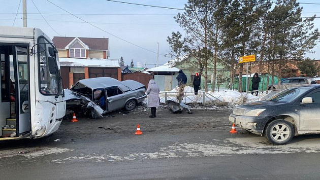 В Новосибирске 67-летний мужчина попал в больницу после массового ДТП с автобусом