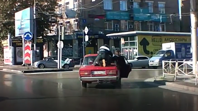 Мужчина прокатился верхом на красных «Жигулях» в Новосибирске