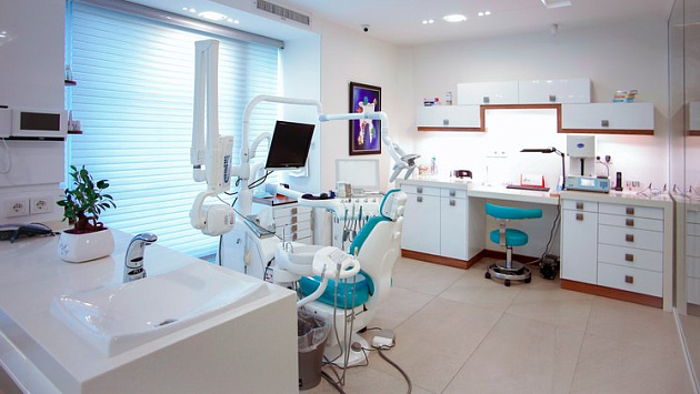 Новосибирские приставы заставили стоматологию закупить новое оборудование 