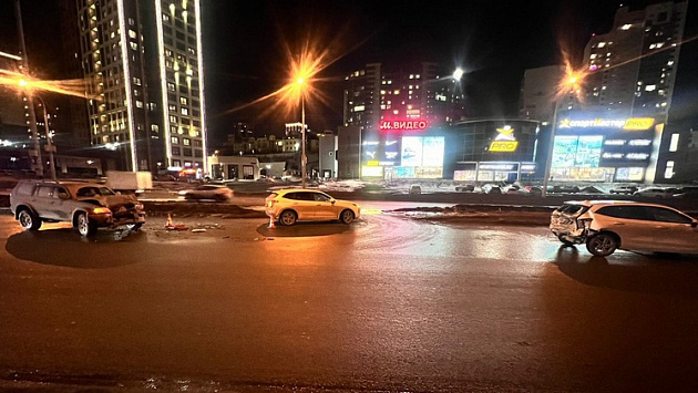 В центре Новосибирска столкнулись три автомобиля