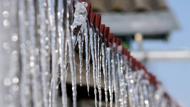 Новосибирцев предупреждают о сходе снега в связи с осадками и температурными качелями