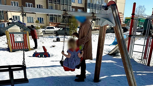 Гулявшую в одном платье девочку забрали у мамы и поместили в социальный центр в Новосибирске