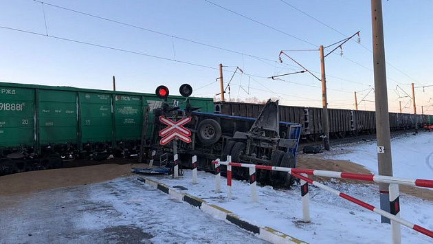 Локомотив сошел с рельсов из-за смертельного ДТП на новосибирском переезде