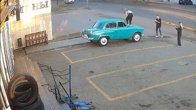 Ретро-автомобиль стал жертвой хулиганской фотосессии новосибирских подростков