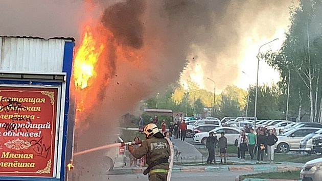 В Первомайском районе Новосибирска загорелись два заброшенных киоска