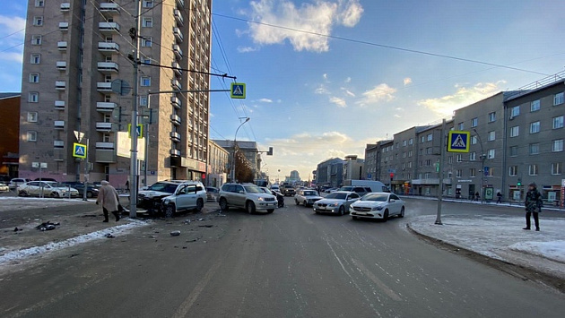 Внедорожник врезался в столб дорожного знака после удара машины в центре Новосибирска