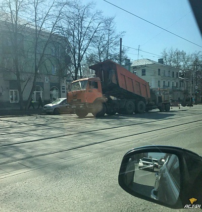 На улице Богдана Хмельницкого после ДТП решили убрать яму в асфальте