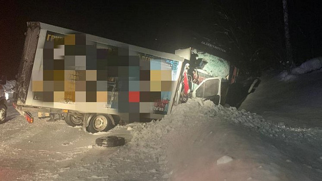 Водитель грузовика погиб в аварии с фурой на новосибирской трассе