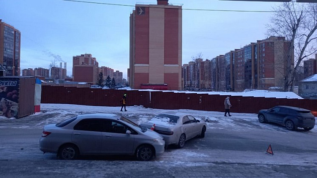 13-летняя девочка пострадала при столкновении автомобилей на парковке в Новосибирске