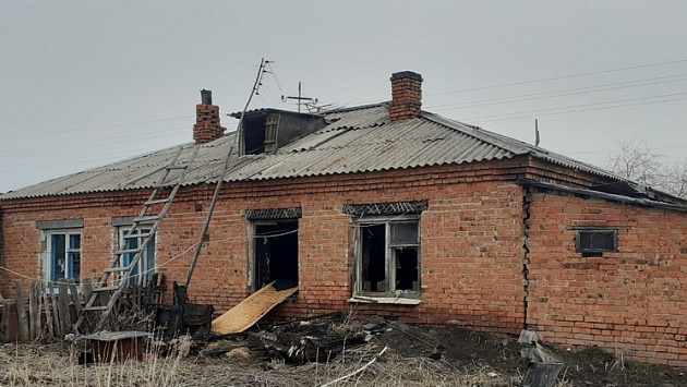 Психологи помогают родственникам и соседям погибших при пожаре детей в Новосибирской области