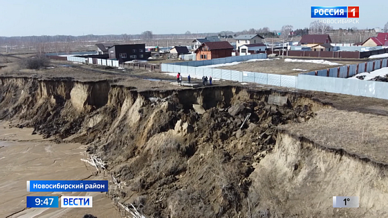 Под Новосибирском часть дороги в поселке рухнула в обрыв
