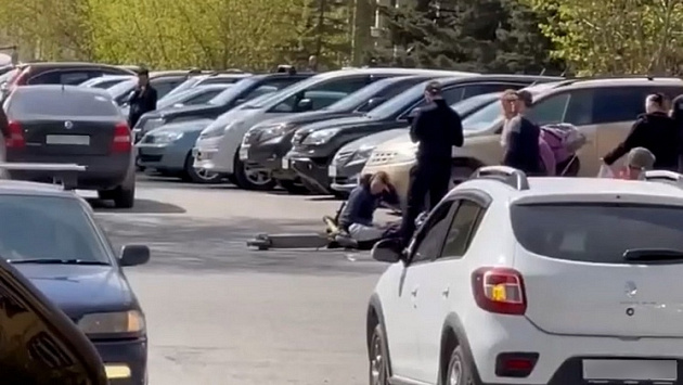 В Новосибирске водитель сбил сразу двух человек на самокатах