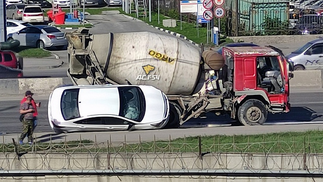 В Новосибирске Hyundai Solaris перевернулся на бок от сильного удара бетономешалки