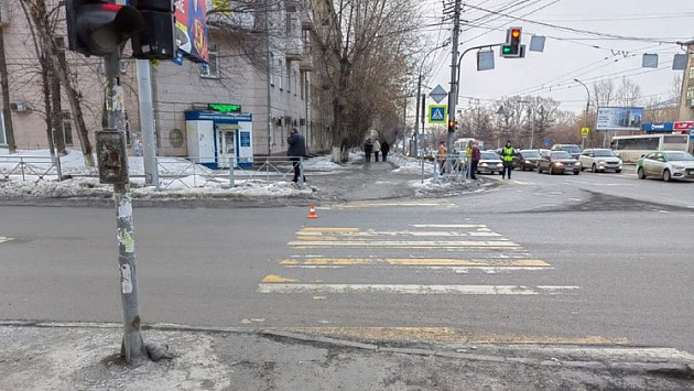 Водитель внедорожника сбил 46-летнюю женщину на пешеходном переходе в Новосибирске