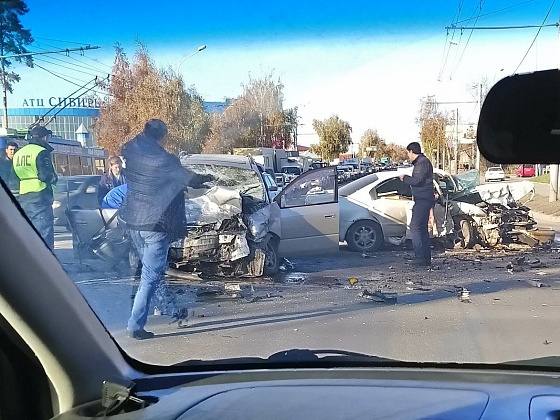 Лобовое ДТП на улице Жуковского: погибли как минимум два человека