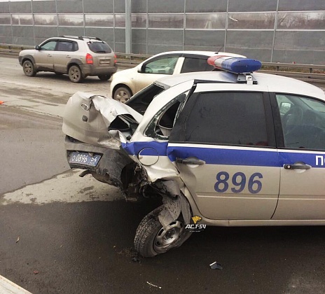 В Новосибирске машина ДПС была раздавлена маршруткой с пассажирами