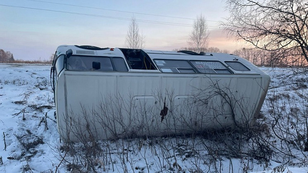 Рейсовый автобус с семью пассажирами перевернулся под Новосибирском