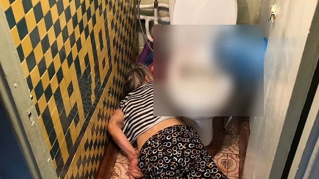 В Новосибирске 81-летняя женщина упала в туалете и разбила голову