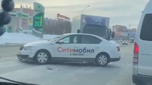 В Новосибирске машина такси попала в массовое ДТП