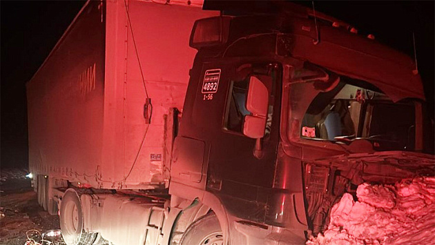 Под Новосибирском лобовое столкновение машин унесло жизнь водителя 