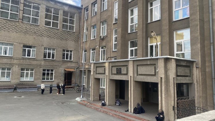 В Новосибирске семиклассница выпала из окна гимназии № 1