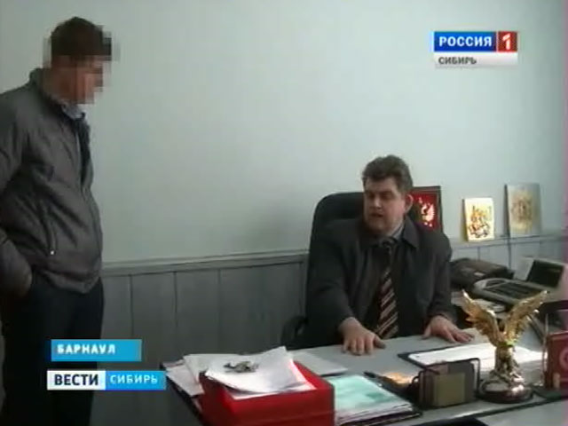 Декана одного из вузов Алтайского края засняли на видео в момент получения взятки