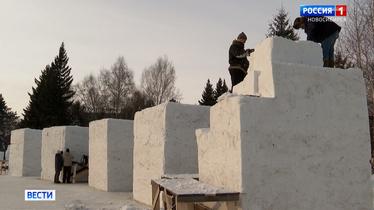 В Новосибирске снежные мастера начали вырезать белые скульптуры из огромных кубов