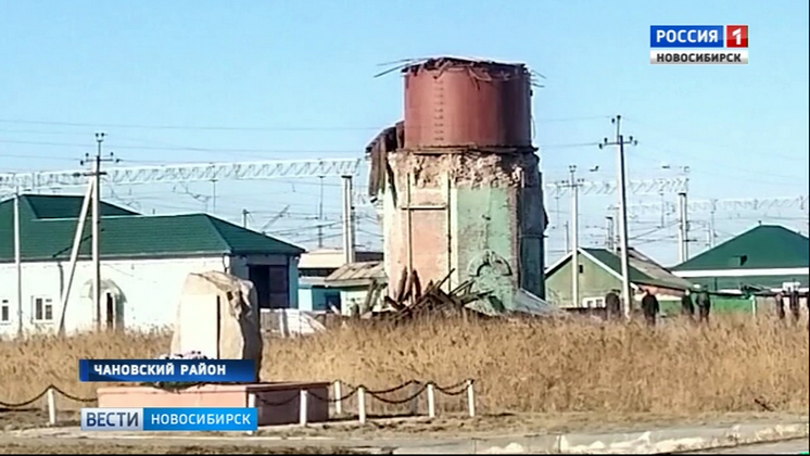Водонапорная башня-памятник рухнула из-за урагана в Новосибирской области