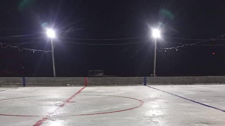 После вмешательства прокуратуры в новосибирском селе появилась хоккейная коробка