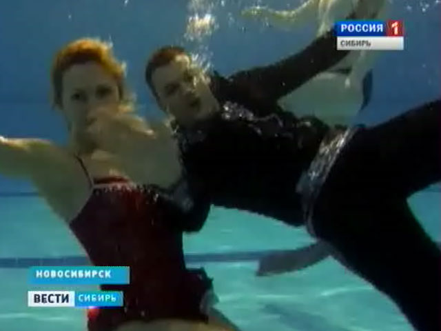Новосибирские акробаты в поддержку Олимпийских игр устроили фотосессию на дне бассейна