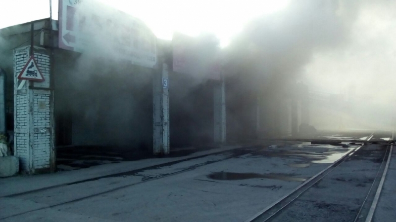 Серьезный пожар произошел на складе одного из крупных рынков Новосибирска