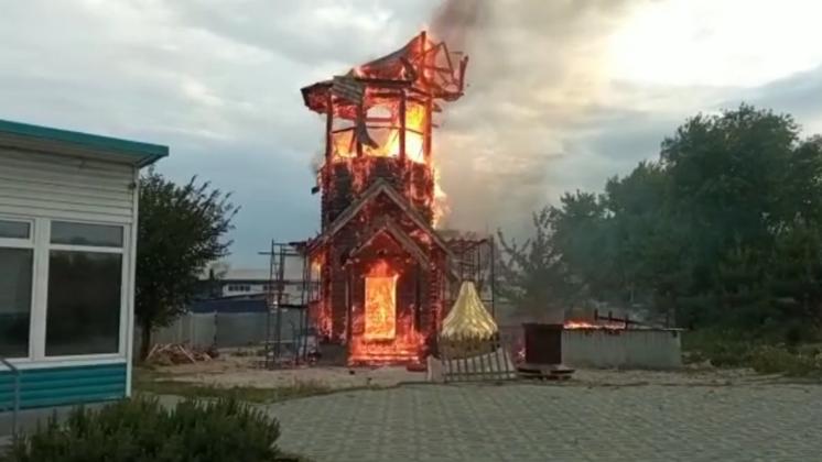 В Новосибирске сгорела недостроенная деревянная колокольня храма