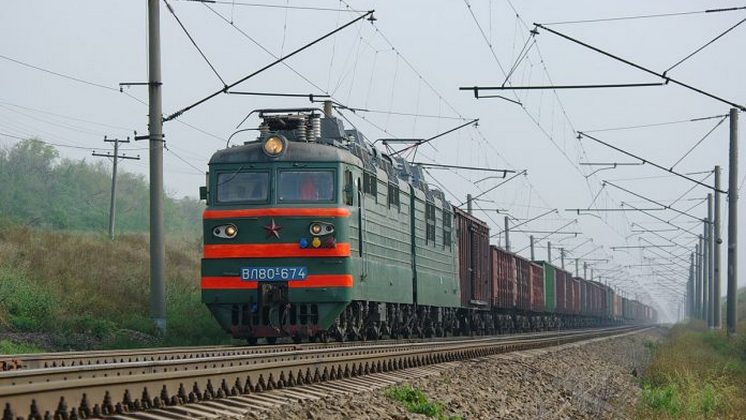 В Новосибирской области поток воздуха затянул пенсионерку под грузовой поезд 
